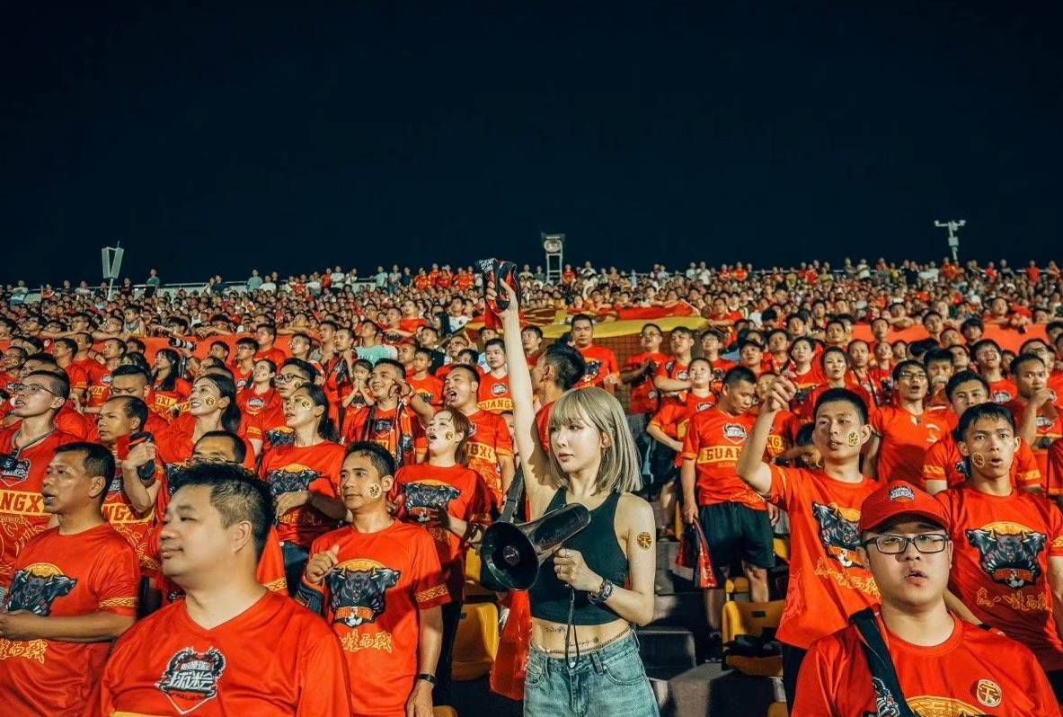 于是，叶辰便把智能手环和支票留在了口袋里，出门去了菜市场。
